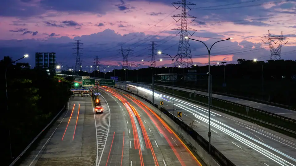 Gerbang tol dengan antrean kendaraan (foto ilustrasi)