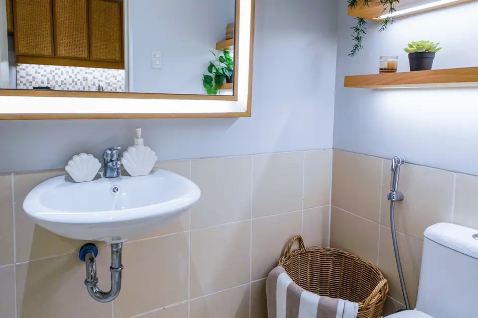 Kamar mandi dengan keramik terang (foto ilustrasi)