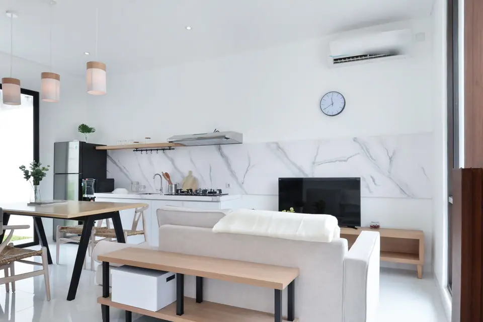 Dapur dengan meja dan lemari atas (foto ilustrasi)